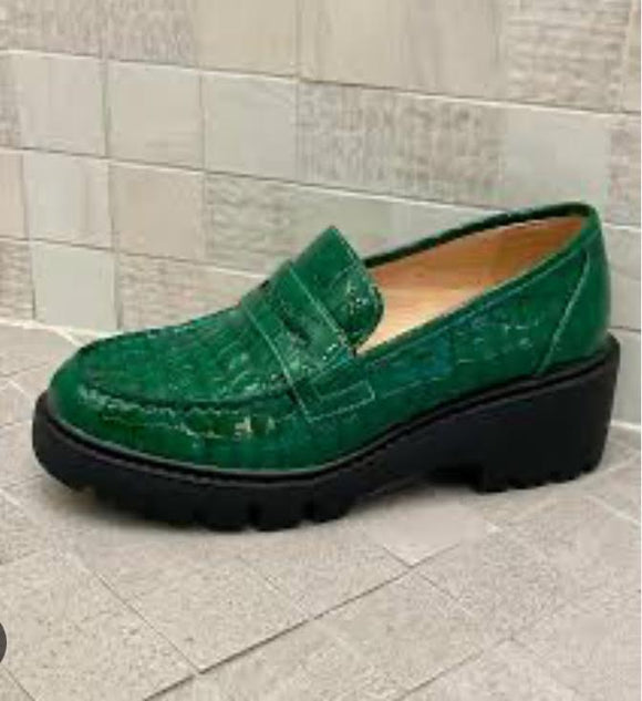 Django and Juliette unice in emerald green leather loafer  size 7